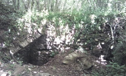 ruines visibles au sommet du mont Tourvéon